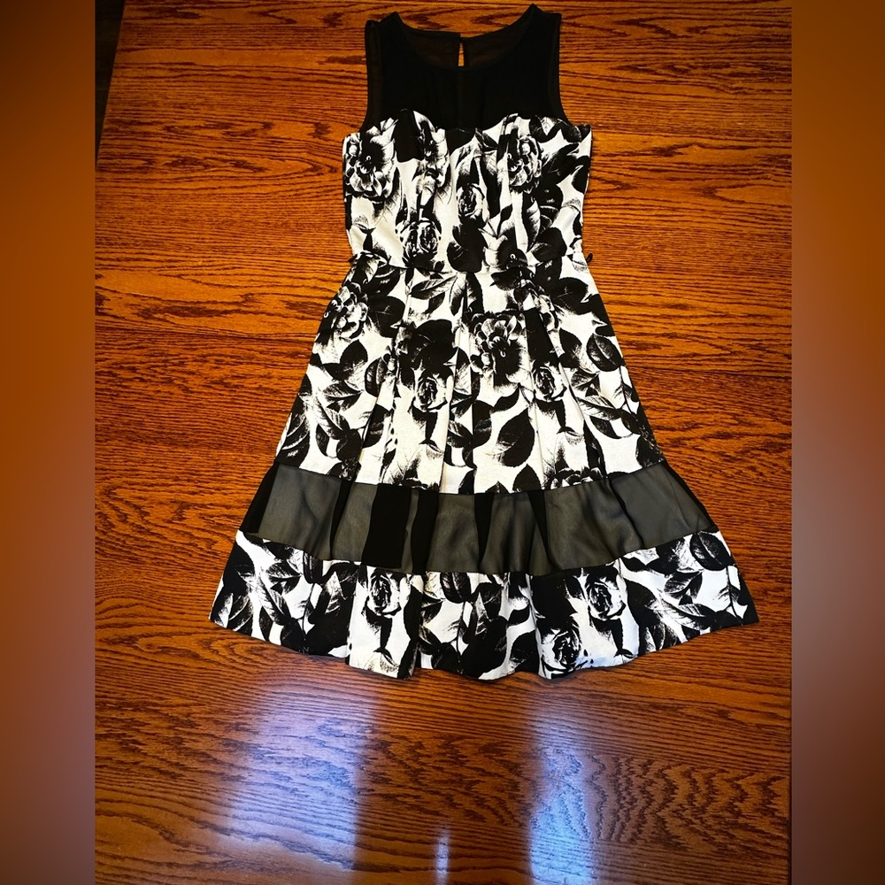 White House Black Market black and white floral dress size 00